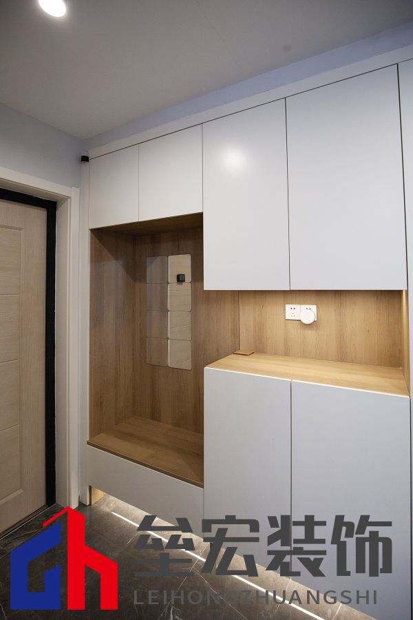 白色、木色與黑色演繹同一空間下的不同格調(diào)！