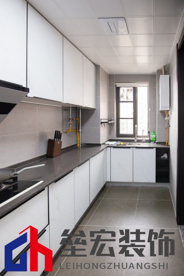 白色、木色與黑色演繹同一空間下的不同格調(diào)！