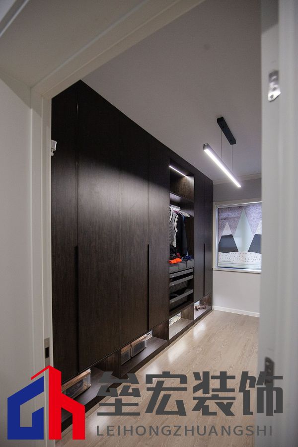 白色、木色與黑色演繹同一空間下的不同格調(diào)！