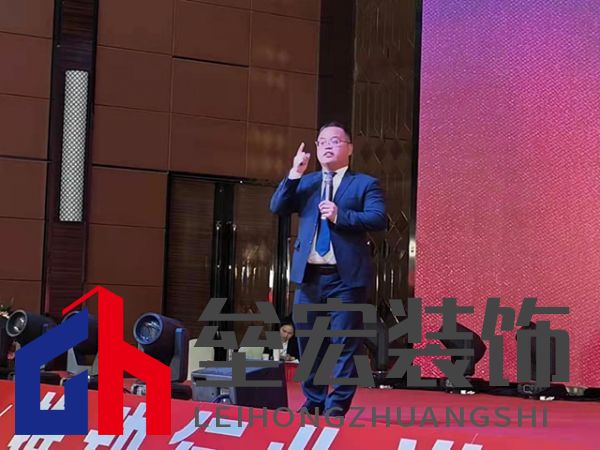 隨后，航邦衛(wèi)浴華中區(qū)營(yíng)銷總監(jiān)陳喜杰先生就2022年?duì)I銷動(dòng)向展開陳述。今年?duì)I銷層面將延續(xù)具有攻擊性和高密度的營(yíng)銷政策，確保航邦在各地終端的絕對(duì)優(yōu)勢(shì)不動(dòng)搖。讓更多的消費(fèi)者，以更少的預(yù)算，用上更加優(yōu)質(zhì)的衛(wèi)浴產(chǎn)品，用超高的性價(jià)比助力廣大青年群體實(shí)現(xiàn)高品質(zhì)的“新居夢(mèng)”。