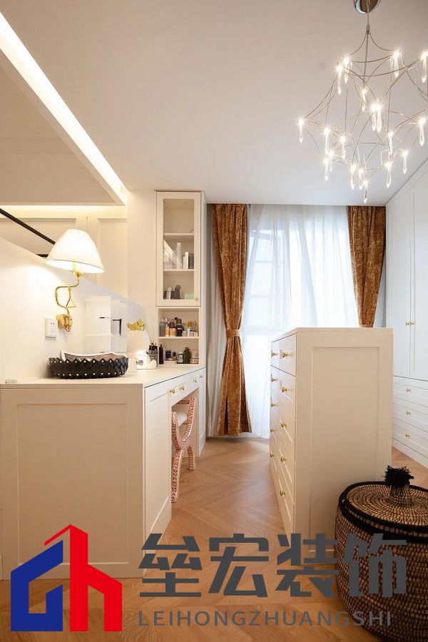 不愧是設(shè)計(jì)師的家丨暖白色設(shè)計(jì)，從客廳美到臥室