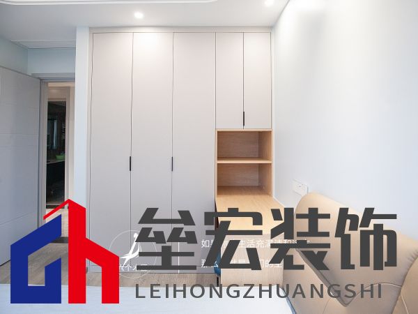 103㎡三居室一門到頂?shù)囊鹿裨O(shè)計(jì)，簡(jiǎn)約又溫馨