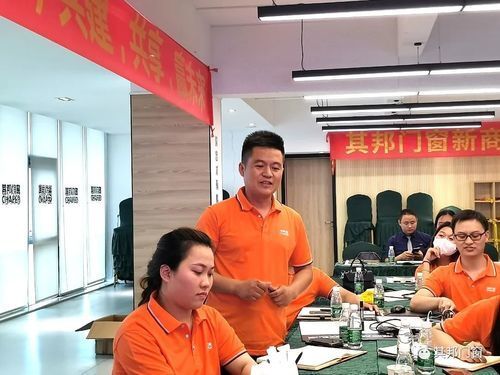 學員課上積極回答問題