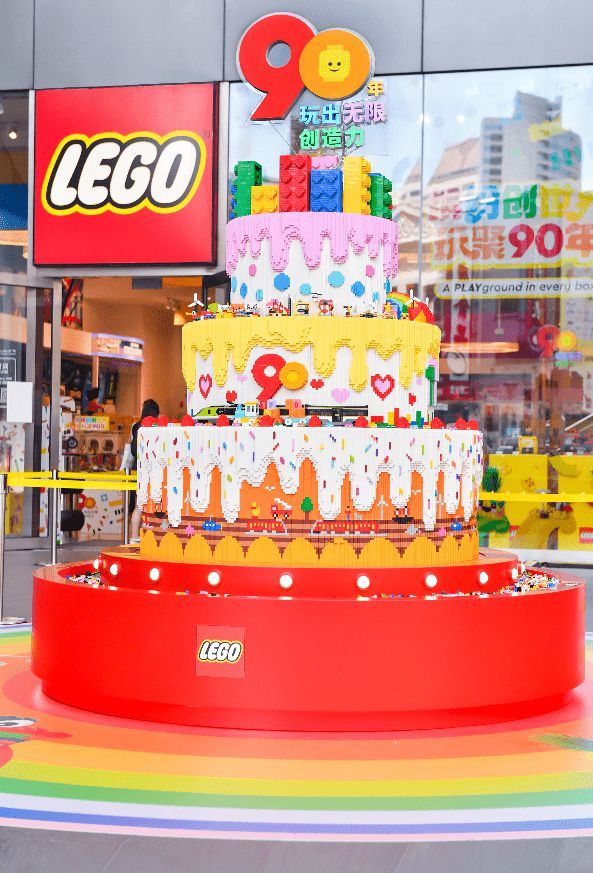樂高集團(tuán)90周年“繽紛慶生蛋糕”3D模型亮相上海人民廣場(chǎng)樂高?品牌旗艦店