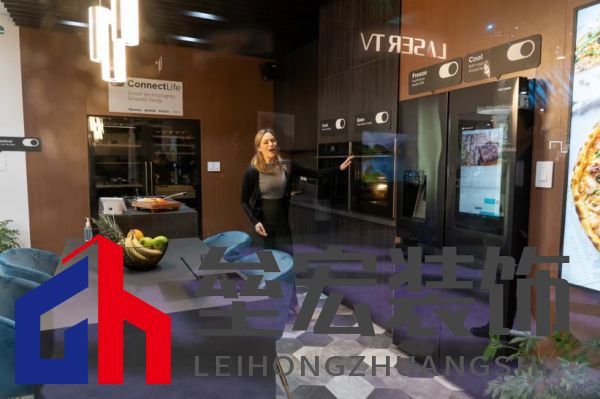 圖片包含 室內, 桌子, 站, 女人 描述已自動生成