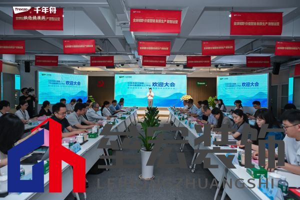 一群人站在桌子邊 AI 生成的內容可能不正確。